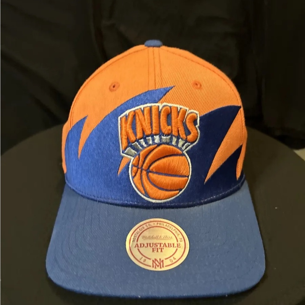 Vintage BRAND NEW MITCHELL & NESS NEW YORK KNICKS SHARKTOOTH HAT